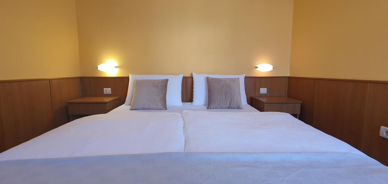 Garni Stanger Hotel Ловран Екстериор снимка