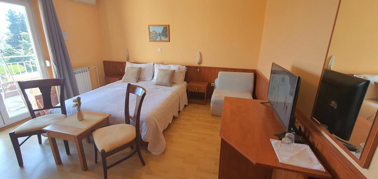 Garni Stanger Hotel Ловран Екстериор снимка